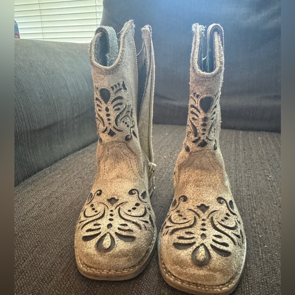 Toddler girls size 6 boots